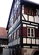 Haus mit Gewlbe-Eingang